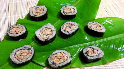 vinaigre de vin chinois : Sushis aux gambas sur feuilles de bananier