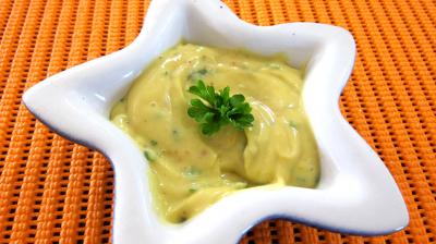 jaune d'oeuf : Ramequin de mayonnaise aux 2 huiles