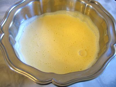 noix de coco : Saladier de crème anglaise à la noix de coco