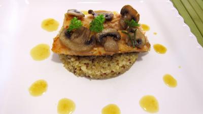 plat complet : Assiette d'éffilochés de truite et son quinoa en risotto aux champignons