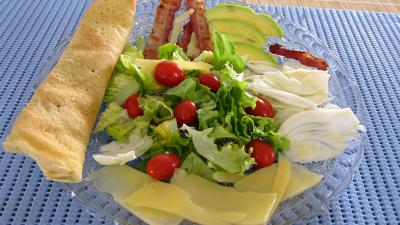Cuisine diététique : Assiette de crêpes en salade aux légumes variés