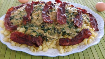 Oeufs : Plat de brouillade de salades aux coquillettes