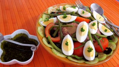 Cuisine niçoise : Saladier de salade niçoise et sa sauce