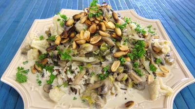 champignon : assiette de cacahuètes grillées et ses restes de légumes