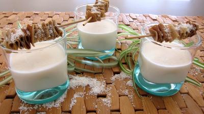 noix de coco : Verres de Martini blanc en cocktail à la créole pour mardi gras