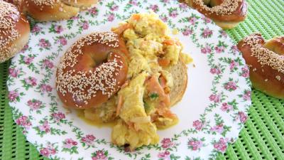 Recettes rapides : Assiette d'oeufs brouillés au saumon fumé et son bagel