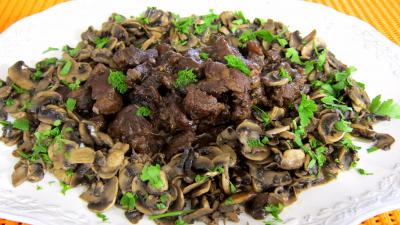 vin rouge : Assiette de ragoût de boeuf au champignons à la juive