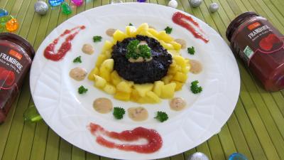 fond de veau : Assiette de boudin aux pommes et ananas à la purée de framboises Vitabio