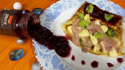 huile d'arachide : Assiette de crêpe farcie à la purée de griottes Vitabio