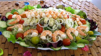 Cuisine diététique : Assiette ce couscous, légumes, fines herbes et crevettes