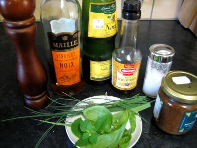 Ingrédients pour la recette : Sauce vinaigrette au basilic