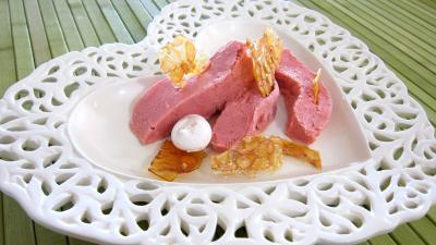 Cuisine des enfants : Assiette de glace aux fraises et nougatine