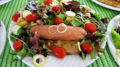 pousse de bambou : Assiettes de roulades de saumon fumé et sa salade