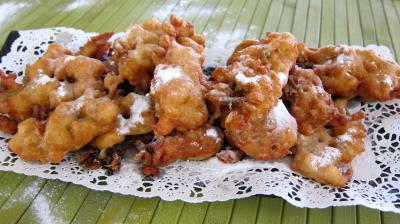Image : Assiette de beignets de fleurs d'acacia