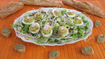 oeufs farcis : Assiette d'oeufs durs à la tapenade
