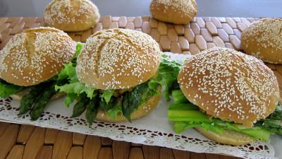 Ail : Plat d'hamburgers au cabillaud et aux asperges