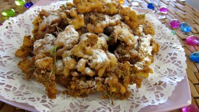 farine de maïs : Assiette de beignets de fleurs de sureau
