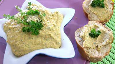 sauce pour crudités : Ramequin d'houmous sur du pain frais