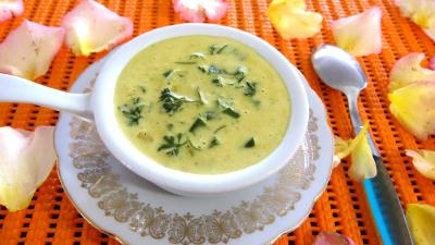 sauce pour pâtes : Ramequin avec la sauce aux oignons