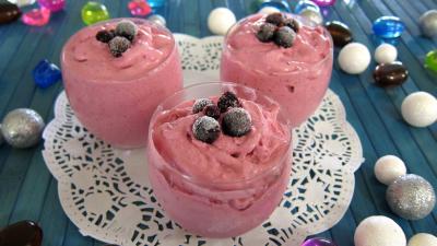 sucre en poudre : Verrines de glace ou crème glacée au cassis
