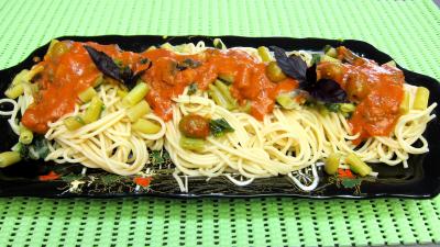 Pâtes alimentaires : Plateau de pâtes spaghetti aux haricots beurre