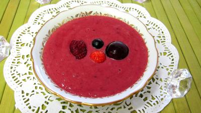 sucre en poudre : Ramequin de crème anglaise aux fruits rouges