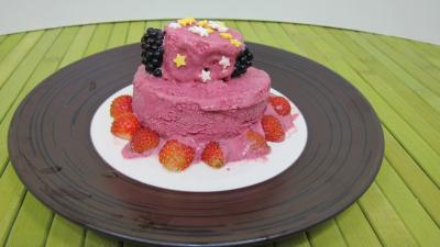 noisette en poudre : Assiette de glace aux noisettes et fruits rouges