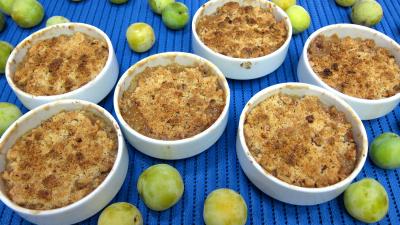 compote pomme : Part de crumble aux prunes