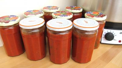 concentré de tomate : Pots de conserve de sauce tomate à la bolognaise