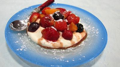 petit suisse : Assiette de fruits rouges et d'été aux petits suisses