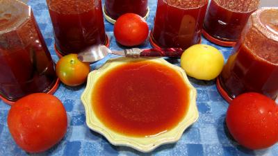 Recettes sans oeufs : Bocaux et coupelle de confiture de tomates rouges