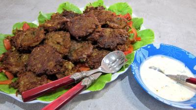 Entrées chaudes : Plat de pakoras ou beignets de courgette et aubergine