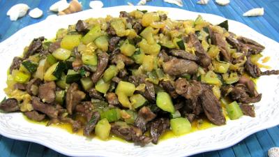 Recettes sans oeufs : Plat de courgette et coeurs de canard à l'ail et au persil