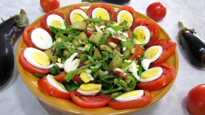 Saladier d'aubergines crues en salade