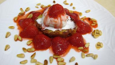 Pain à base de fruits : Assiette de pain perdu aux fraises et aux pignons