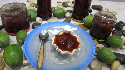 Pour débutants : Ramequin et pots de confiturede feijoas à la vanille