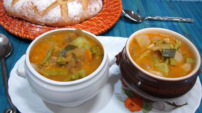 Entrées chaudes : Petits bols de soupe de brocolis et légumes