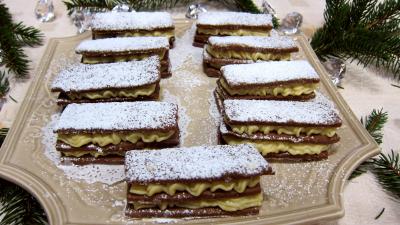 Dessert au chocolat : Assiette de millefeuilles sablés à la crème pâtissière