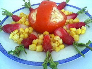 radis : Assiette de tomates à l'avocat et au thon