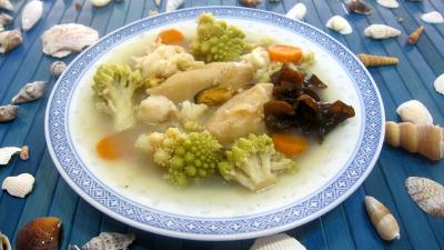 Soupes & potages : Assiette de soupe de poisson et crustacés façon chinoise