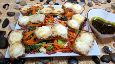 Cuisine diététique : Assiette de crudités et fromage de chèvre grillé