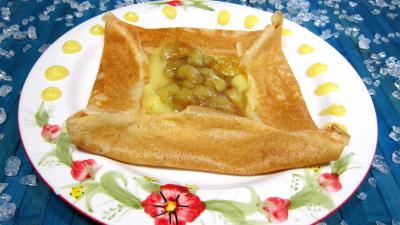 Assiette de crêpe à la sauce citron et aux bananes