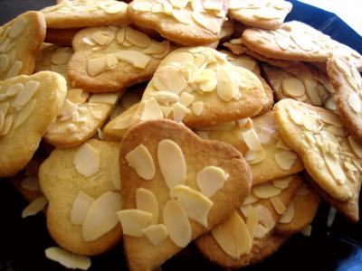 petits gâteaux : biscuits de coeurs sablés aux amandes