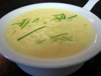 sauce chaude à base de fruits : Ramequin de sauce à l'ananas et aux oignons