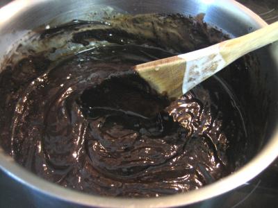 sauce pour desserts : Casserole de sauce au chocolat
