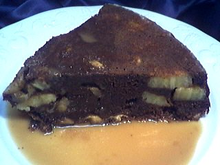 sauce au caramel : Assiette de part de gâteau au chocolat et aux bananes
