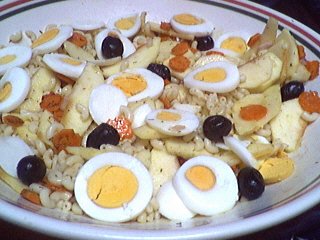 Entrées froides : Assiette de salade de pâtes et oeufs