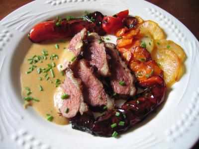 floc de gascogne : Assiette de magret de canard à la sauce moutarde