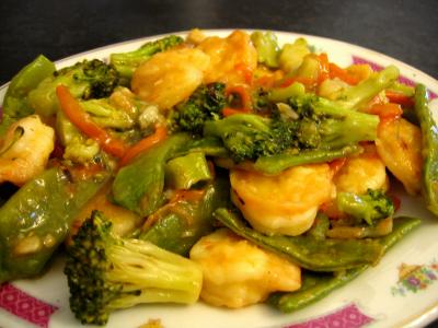 vin de riz chinois : Plat de sauté de crevettes aux légumes