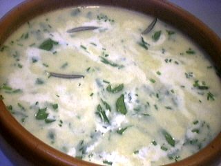 cube de volaille : Bol de velouté crémeux aux herbes